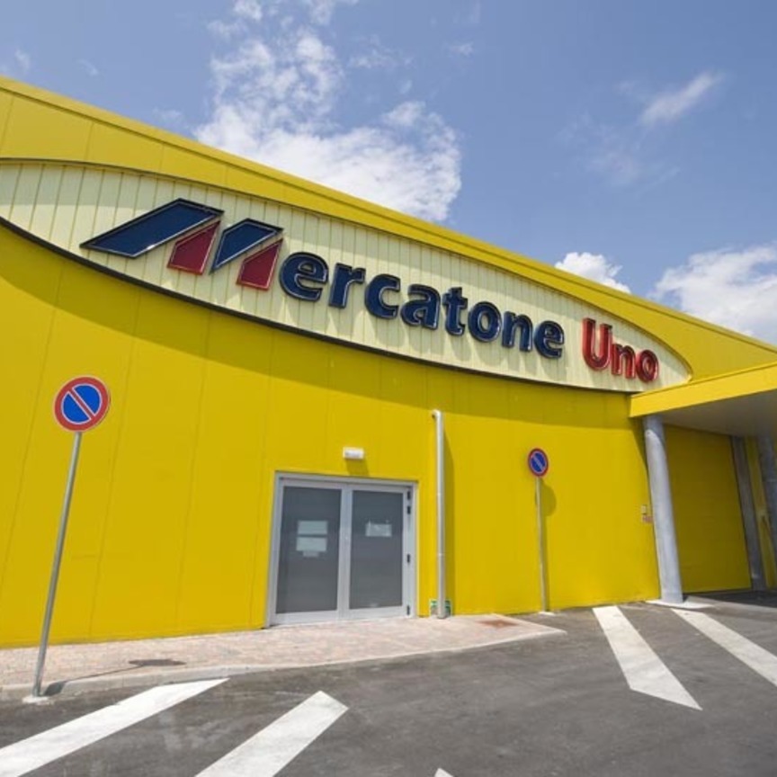 Mercatone Uno rinnovato va in Piazza a castelfranco emilia - DM - Distribuzione Moderna